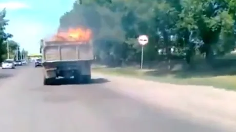 VIDEO: În Rusia, camionagii transportă...foc