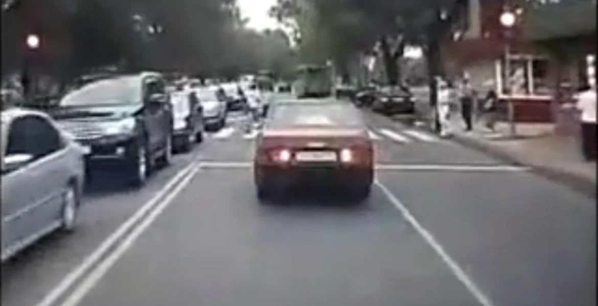 VIDEO: Cine a greşit, şoferul sau pietonul?