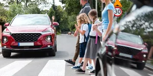 La câți metri de trecere trebuie să fie pietonul ca să nu fii obligat să oprești. Ce faci dacă e pe celălalt sens?