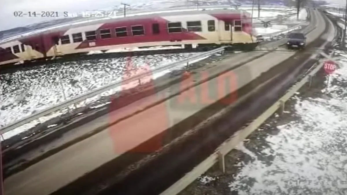 Au apărut imaginile cu momentul în care un BMW a fost lovit de tren la Vlădeni. VIDEO