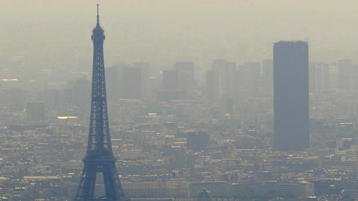 Poluarea din Paris atrage măsuri à la Ceauşescu din partea autorităţilor