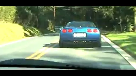 VIDEO: Amator de drifturi, îşi loveşte Corvette-ul de un pom! 