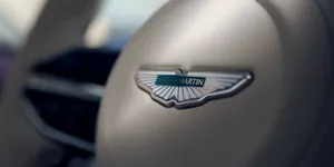 Aston Martin amână lansarea primului său model electric până în 2033. Motoarele V8 și V12 vor fi până în 2035