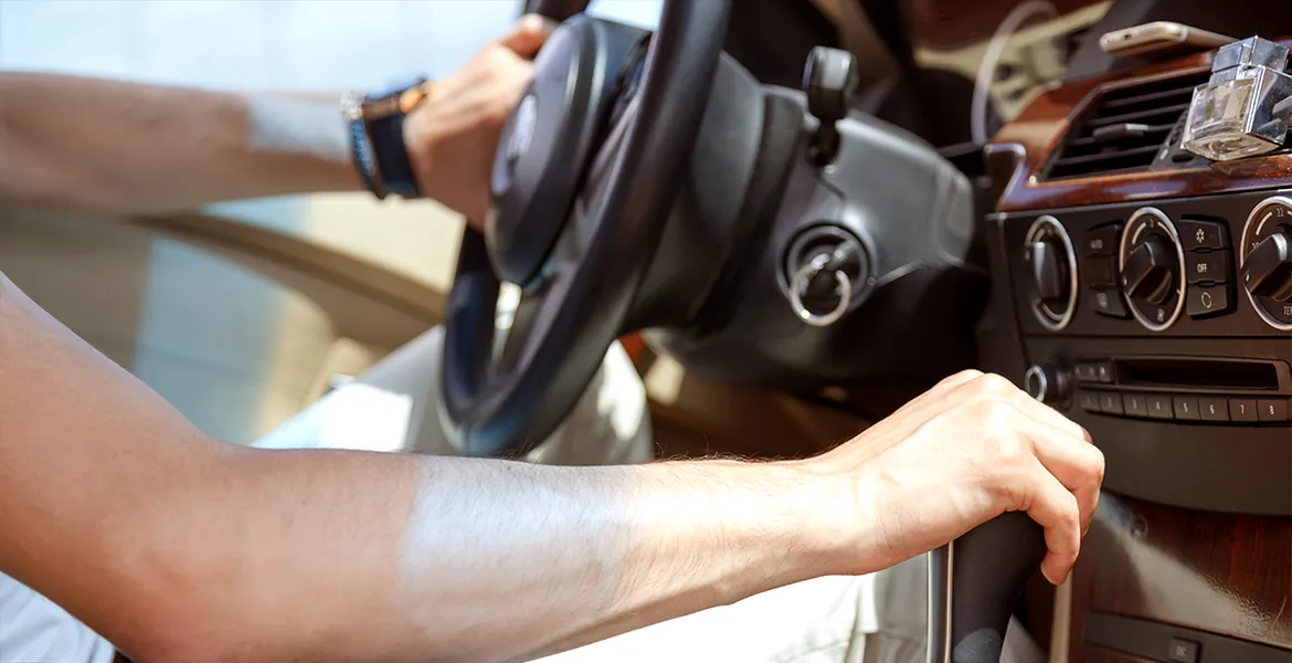 2025: UE interzice șoferilor care au făcut școala pe „automată” să conducă „manuală”. Cum poți scăpa de restricție