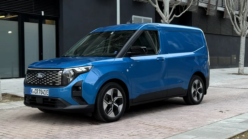 Ford E-Transit Courier, van-ul electric produs în România, primește baterie mai mare și autonomie de 334 KM