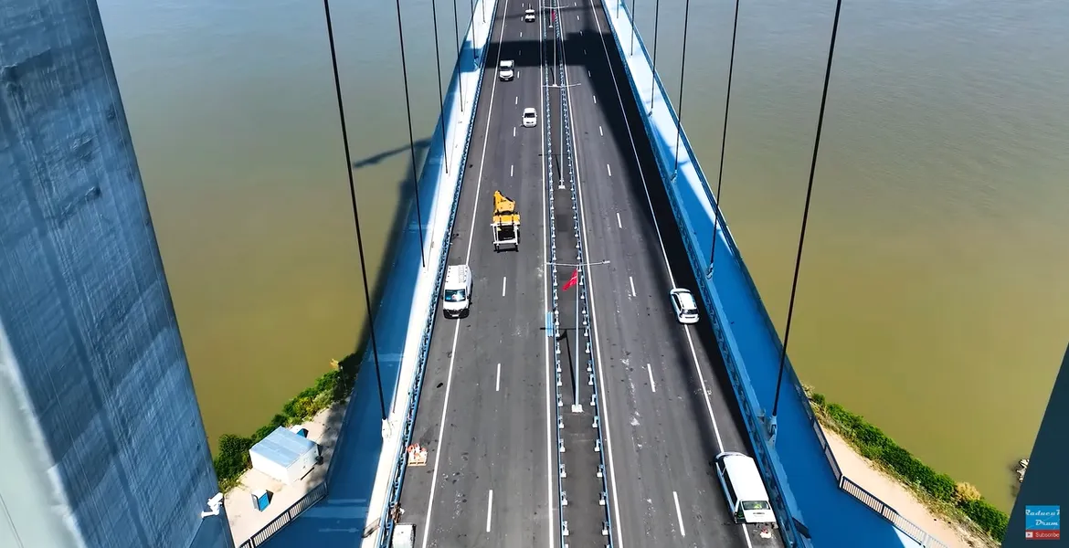 Noi restricții de circulație pe podul peste Dunăre de la Brăila. A cincea asfaltare în 2 ani
