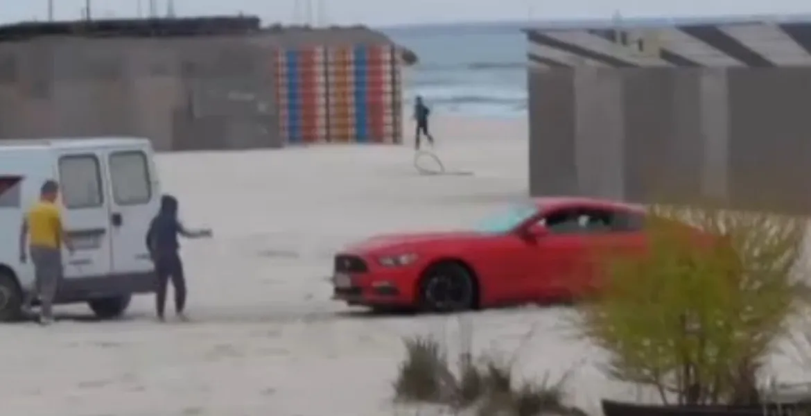 VIDEO – A vrut să arate tuturor că are Ford Mustang, dar s-a făcut de râs pe plaja din Mamaia