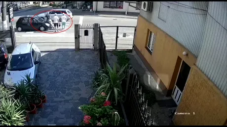 Momentul în care trei pietoni sunt loviți pe trecere de o șoferiță începătoare la Borșa - VIDEO