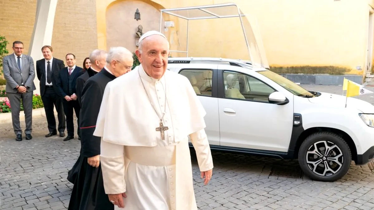 Cadou de la Dacia: Papa Francisc primește un papamobil Duster - Galerie FOTO