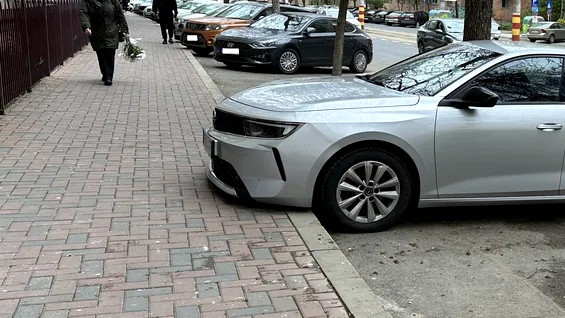 Parcare cu botul pe bordură: Ce rău îi faci mașinii dacă parchezi așa? Probleme la care puțin se gândesc