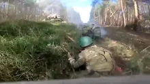 Miracol în Ucraina: Echipajul unui tanc și infanteriștii de pe el scapă, inexplicabil, cu viață