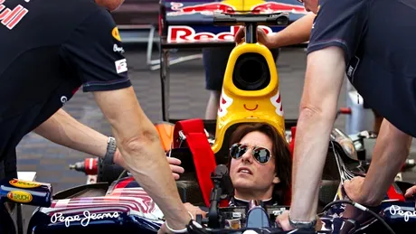VIDEO: Actorul Tom Cruise s-a dat pe circuit cu un monopost de F1!