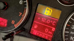 De 50 de lei nu mai poți pune nici măcar 6 litri de benzină sau motorină. Carburanții din România s-au scumpit încă o dată