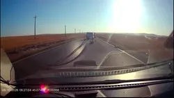 Video | Imagini tulburătoare: Momentul când un copil neasigurat cade dintr-o mașină pe un drum din România