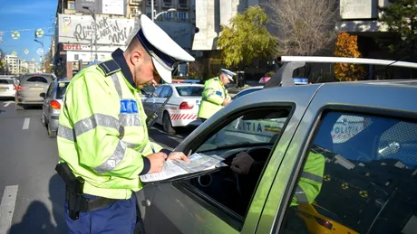 Polițiștii amendează pe bandă rulantă șoferii care folosesc telefonul mobil