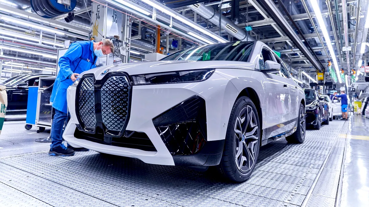 Producţia lui BMW iX a început la uzina din Bavaria. Cât va costa modelul electric în România și când se lansează?