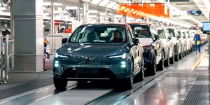 SUV-ul electric Volvo EX60 se confruntă cu întârzieri majore în producție la uzina din Suedia. Livrările către SUA sunt îngreunate