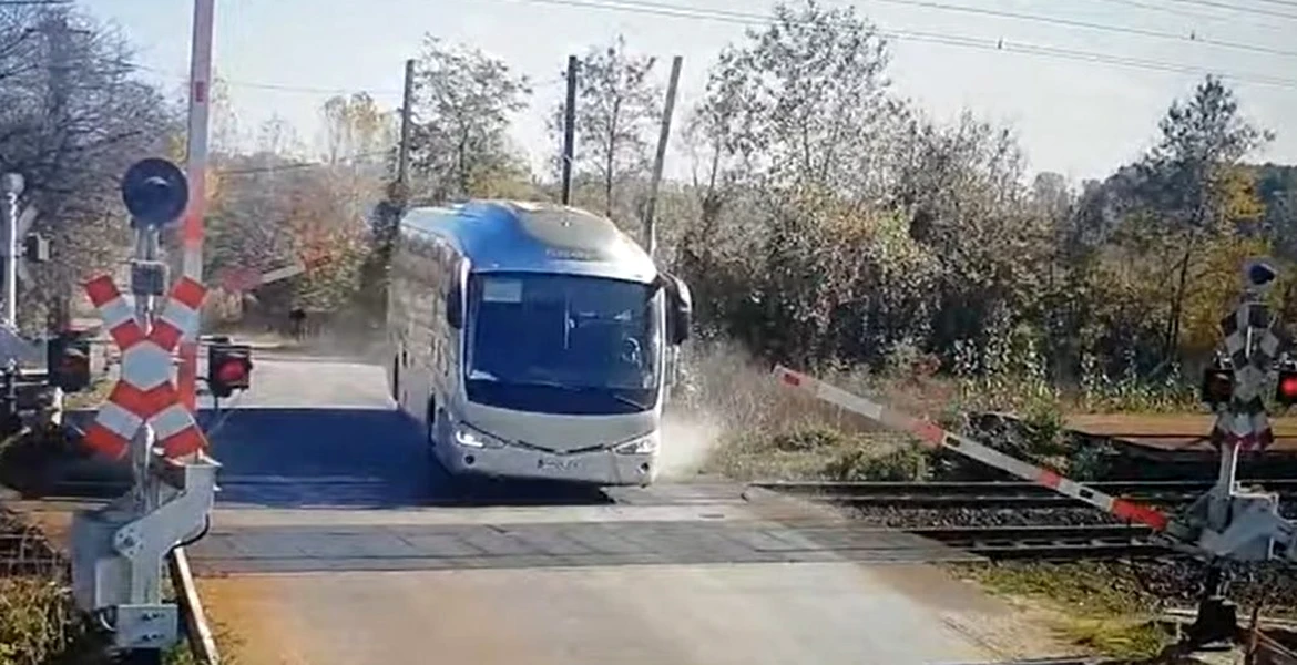 Ce amendă a primit un șofer care a  rupt bariera de la o trecere de cale ferată – VIDEO