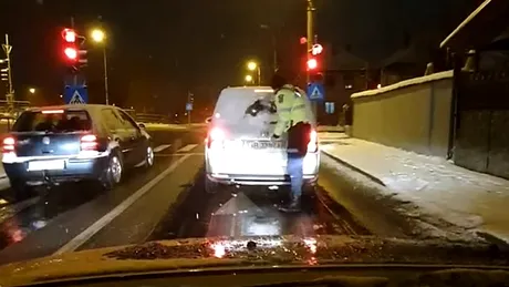 Video viral: Un polițist curăță de zăpadă luneta mașinii din față. Reacția șoferului