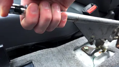 Păţeşte ceva maşina dacă tragi frâna de mână fără să apeşti butonul? Uite răspunsul la această întrebare VIDEO