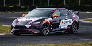 Primul BYD de curse din Europa a fost construit în România. BYD Seal 01 are 530 CP și debutează la Super Rally Timișoara