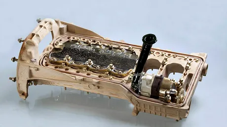Pasiune şi artă: motor V12 de Mercedes construit din os, lemn şi metal
