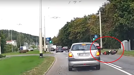 Un BMW X5 acroșează un scuter. Cum a fost oprit șoferul de către ceilalți participanți la trafic - VIDEO