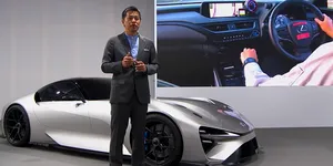 Lexus dezvoltă o cutie manuală pentru vehiculele sale electrice. Simulează sunetele făcute de motorul pe combustie