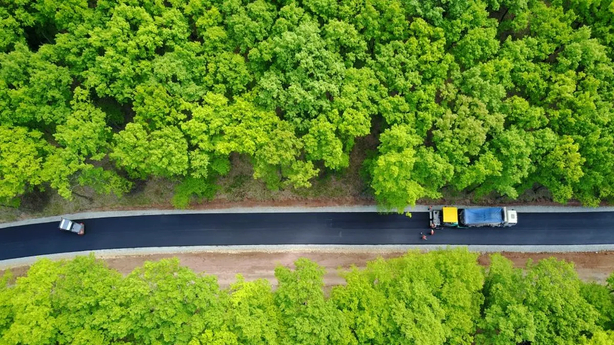 Imagini cu unul dintre cele mai spectaculoase drumuri nou asfaltate din România. Soluția pentru a proteja investiția de traficul utilajelor agricole - FOTO