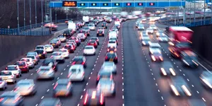 O „autostradă inteligentă” din SUA pune șoferii să stea pe loc pentru a ajunge mai repede la destinație. Sună convingător?