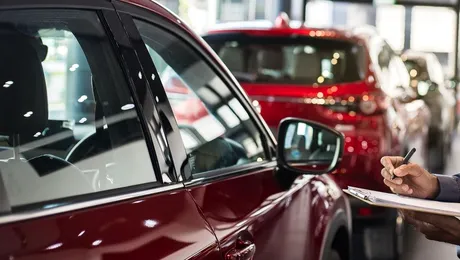 Înmatriculările de autoturisme noi în UE au depășit 10.8 mil. unități în 2025. Electricele și hibridele trag piața în sus