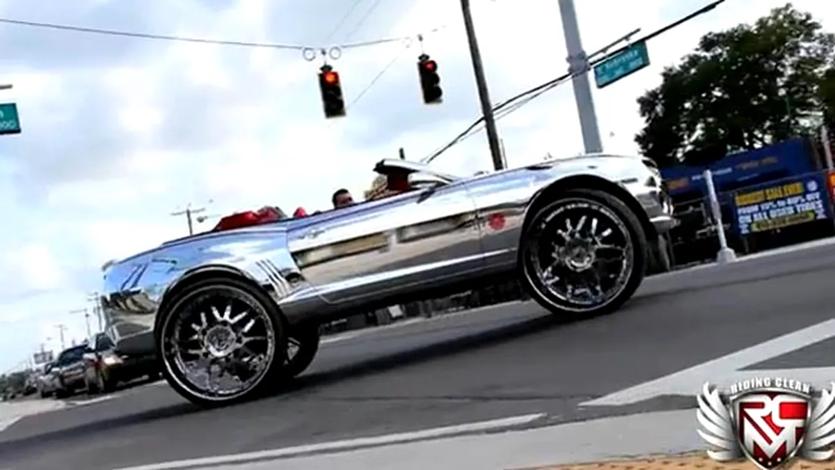 VIDEO: cel mai BLING tuning pentru Chevrolet Camaro - crom şi jante de 32 inch!