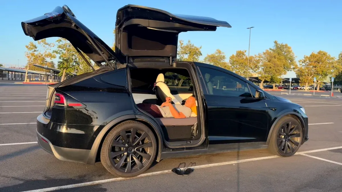 Video | A fost concediat de Tesla, așa că s-a mutat într-un Model X. De 2 ani nu mai plătește chiria, doar „curentul”