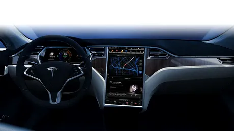VIDEO: Display-ul de 17 inchi de pe Tesla Model S