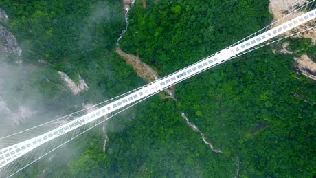Cum demonstrează chinezii că un pod de sticlă este sigur | VIDEO
