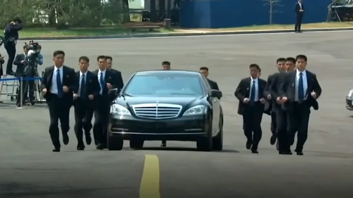 De ce Kim Jong-Un își pune bodyguarzii să alerge pe lângă mașină?