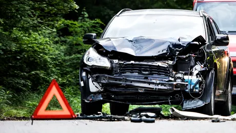 Mori sau nu la un accident cu 60 km/h? Expert: Este similar cu o cădere de la etajul 4