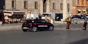 Video – Incident în apropierea Vaticanului: Un carabinier, lovit de autoturismul colegilor