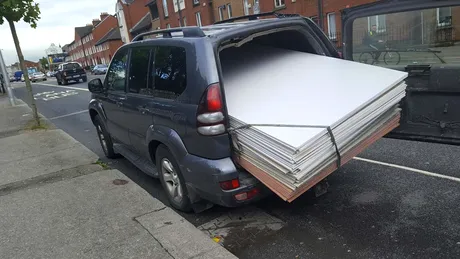 Este legal să circuli cu portbagajul deschis când transporți mărfuri voluminoase? Ce obligație au șoferii