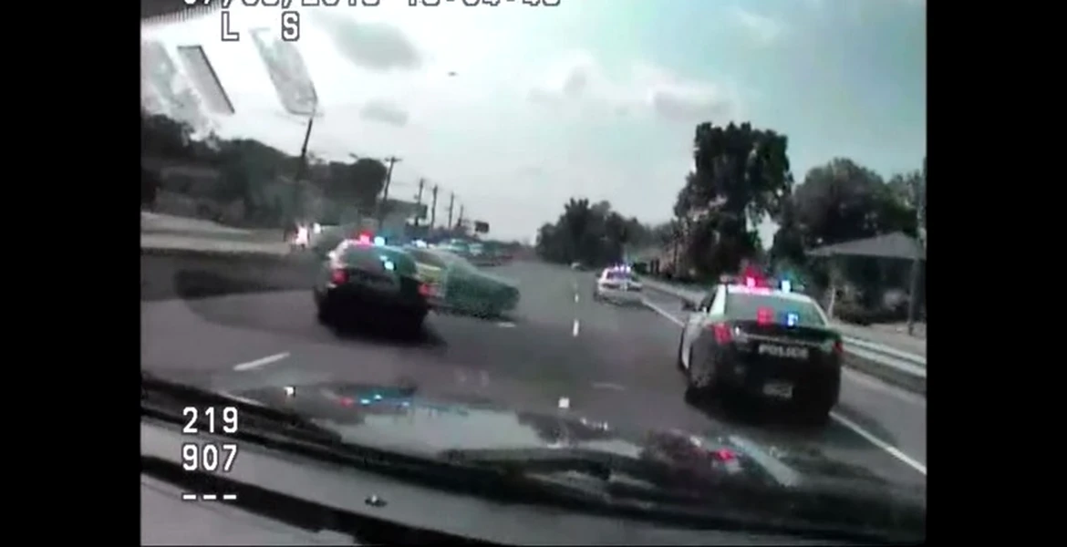 Urmărire ca-n GTA V pe străzile din SUA, cu un hoţ care a furat o maşină de poliţie. VIDEO