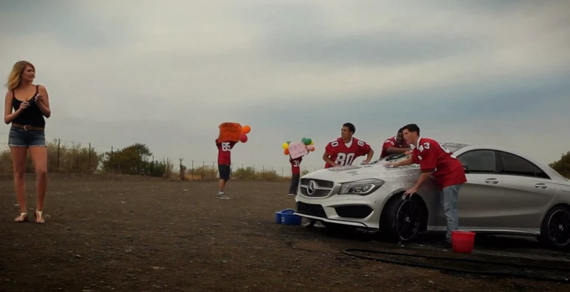 Reclamă: Noul Mercedes-Benz CLA spălat de un fotomodel. VIDEO