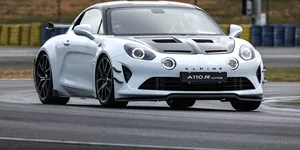 Următoarea generație de Alpine A110 va avea trei stiluri de caroserie. Ce tip de propulsie va adopta modelul francez?