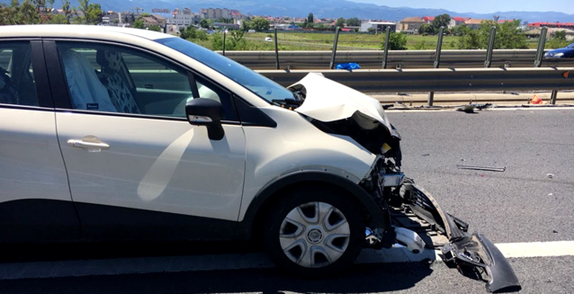 O şoferiţă a provocat un accident grav după ce a întors maşina pe autostradă