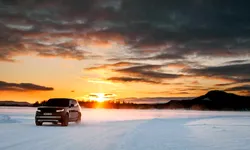 Land Rover publică primele imagini oficiale cu noul Range Rover complet electric
