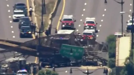 Un pod pietonal s-a prăbușit peste un camion care transporta combustibil - VIDEO