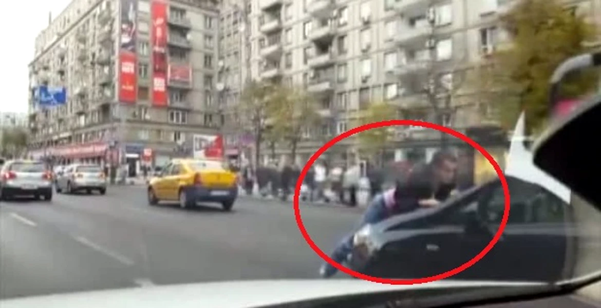 VIDEO: Imagini incredibile surprinse in Bucureşti. O femeie a „plimbat” pe capotă un barbat care o acuza ca l-ar fi tamponat cu intenţie