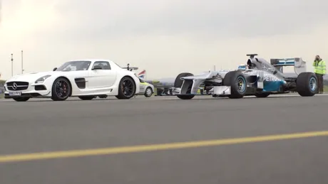 Când un Mercedes SLS AMG Black Series întâlneşte un monopost de F1. VIDEO