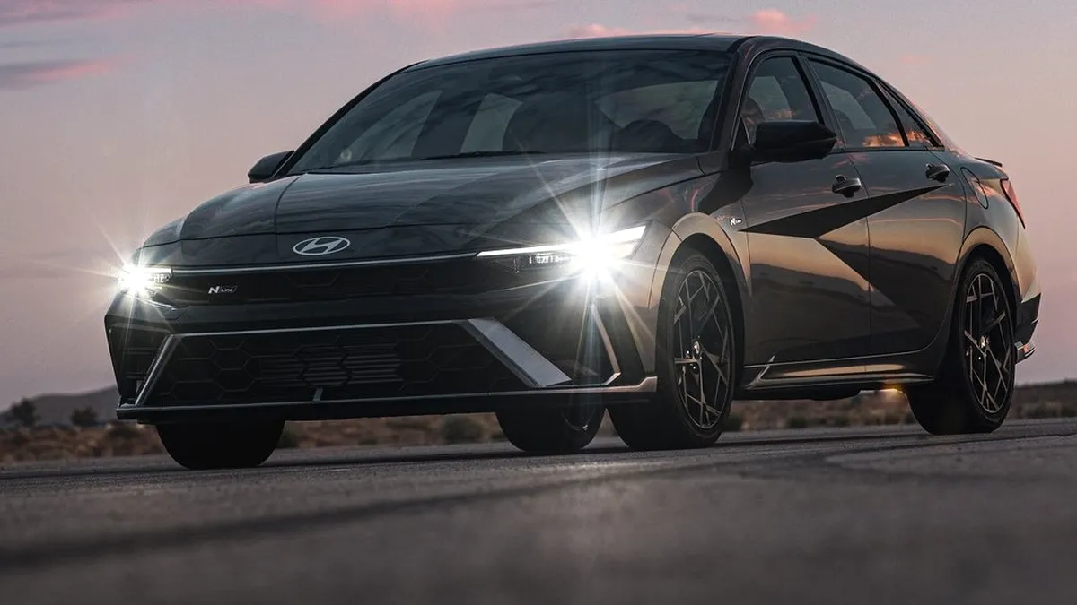 Codul Rutier 2025: Care sunt, de fapt, luminile de întâlnire la mașini și când se folosesc