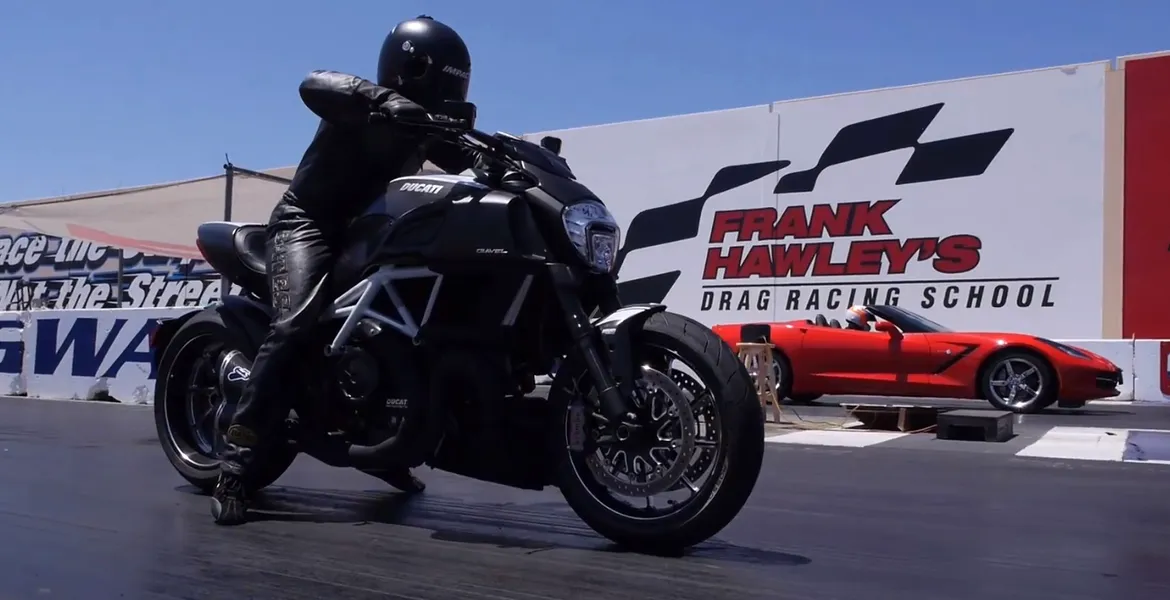 Motocicletă vs maşină: Corvette C7 se bate cu Ducati Diavel. VIDEO