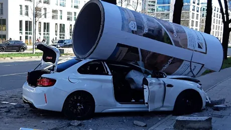 Accident spectaculos cu un BMW M2. Berlina sport a spulberat un obiect din beton - FOTO